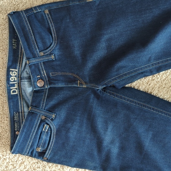 DL1961 4 Way Stretch 360 Comfort Kate Slim Straight Dark Wash Jeans EUC Size 27 - Picture 3 of 16